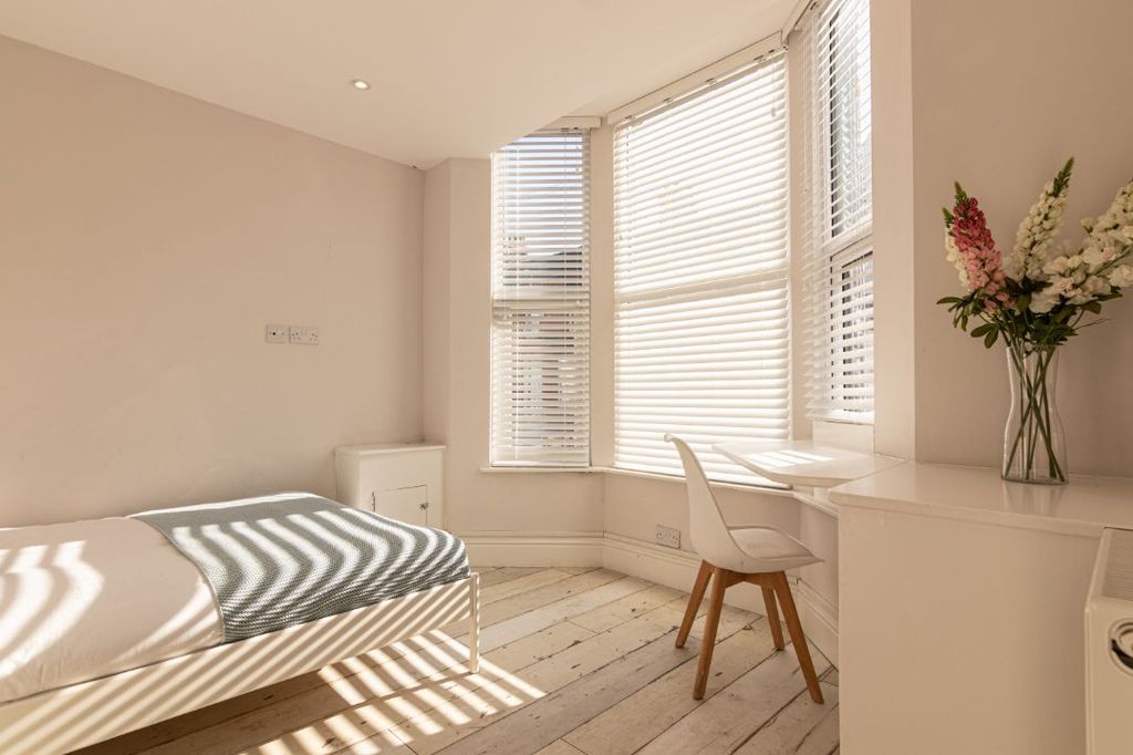 Property photo 2 of 13 85 Thornycroft Road