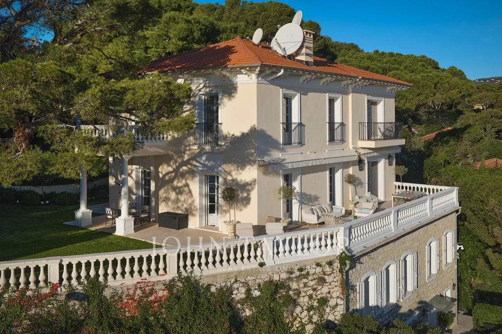 Property photo 1 of 4 Classical Architecture Property