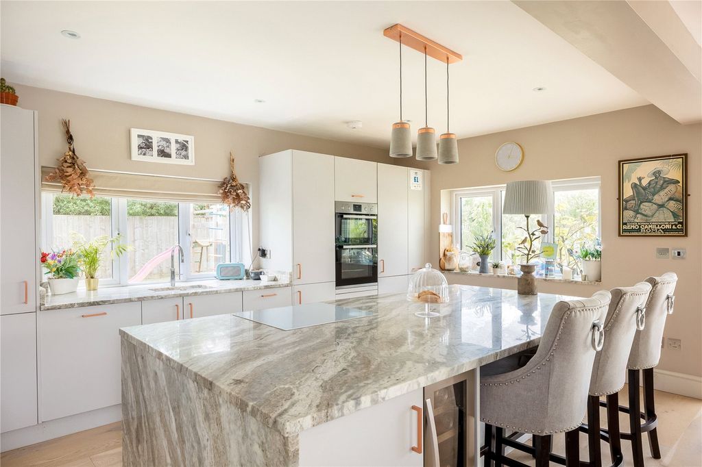 Property photo 3 of 13 Breakfast Bar
