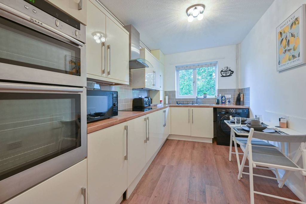 Additional image 5 of 2 bed flat to rentRaphael Drive, Watford WD24