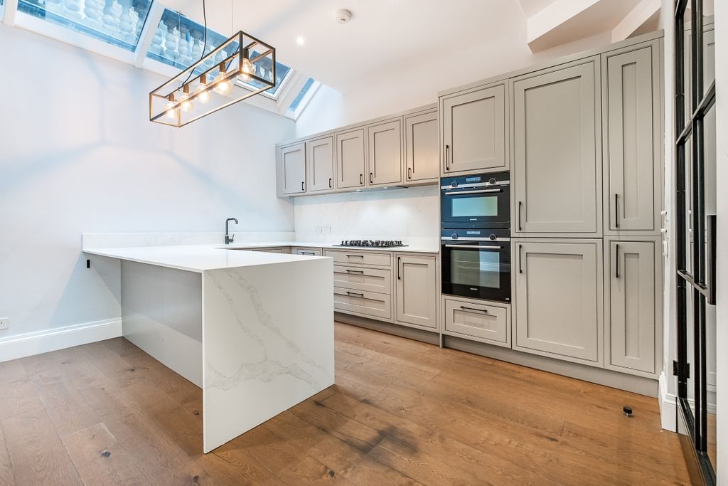 Property photo 3 of 18 Queens-Gate-Place...