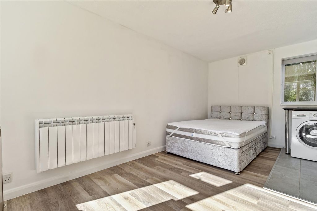 Property photo 3 of 10 1 Hampden Court-002.Jpg