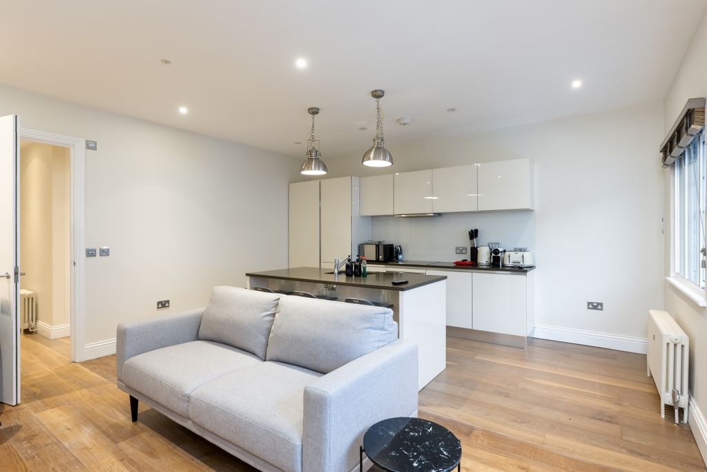 Property photo 2 of 10 Edgware Road 213B...