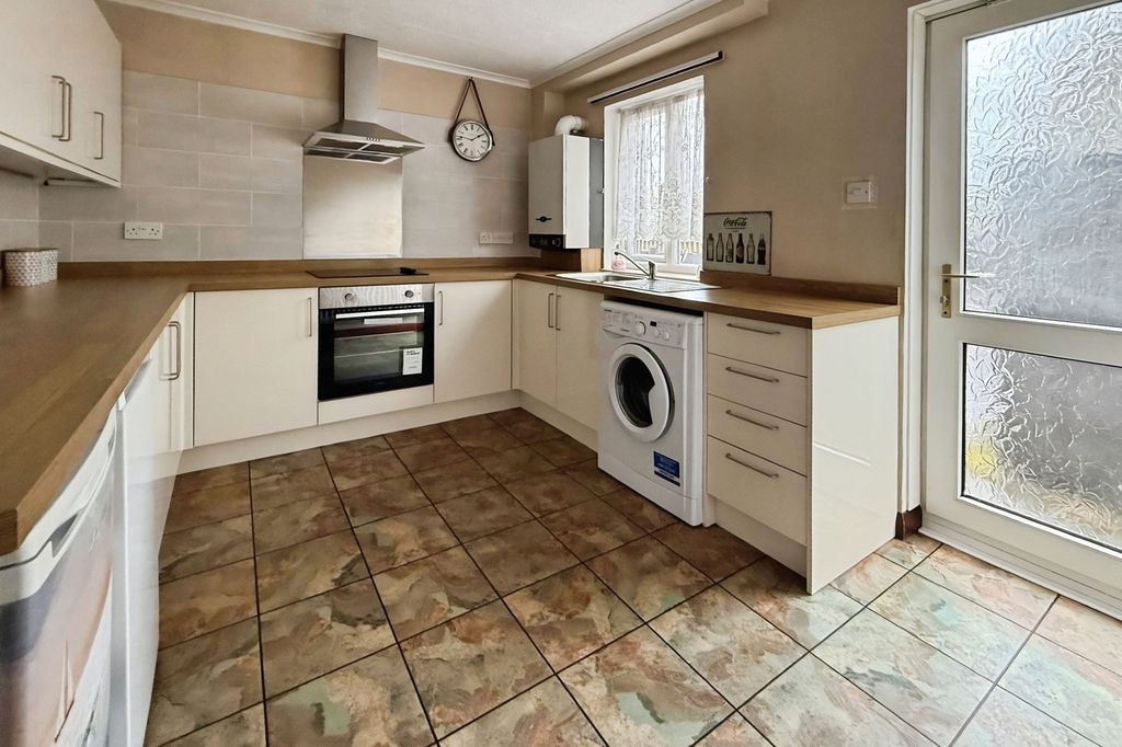 Property photo 2 of 11 Kitchen