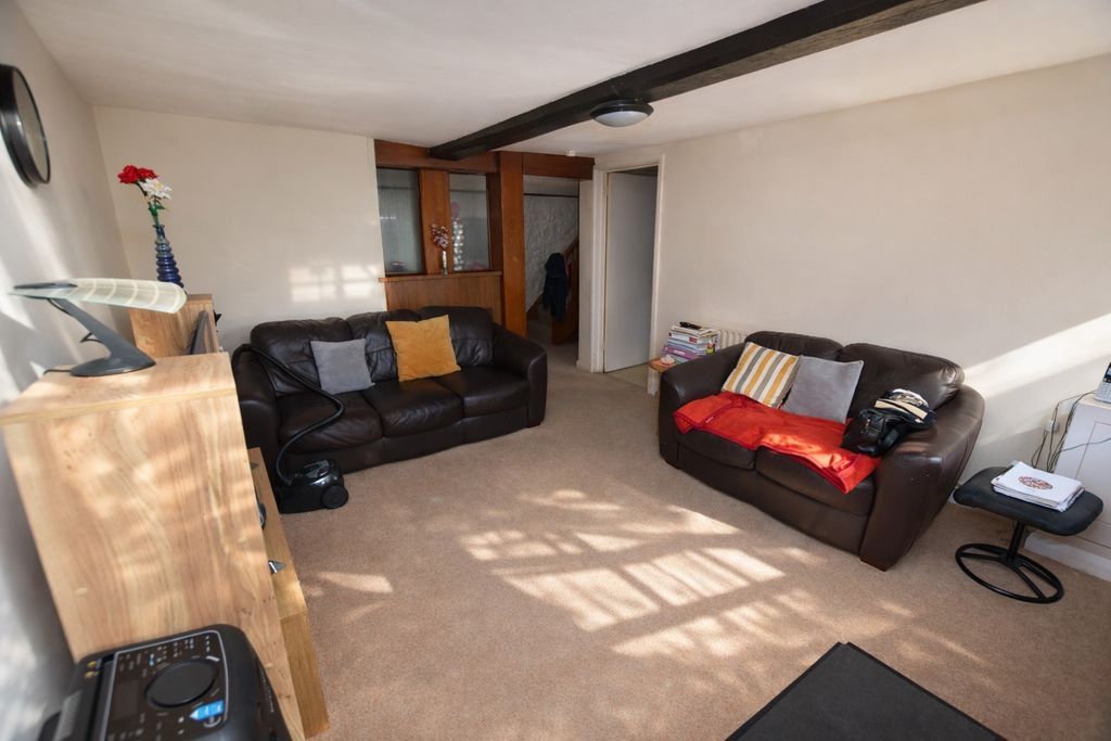 Property photo 3 of 9 Photo 7