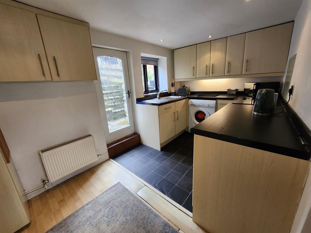 Property photo 3 of 9 Kitchen