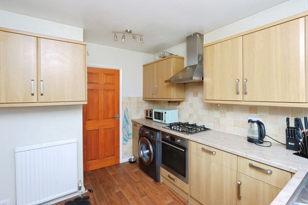 Property photo 3 of 17 Kitchen