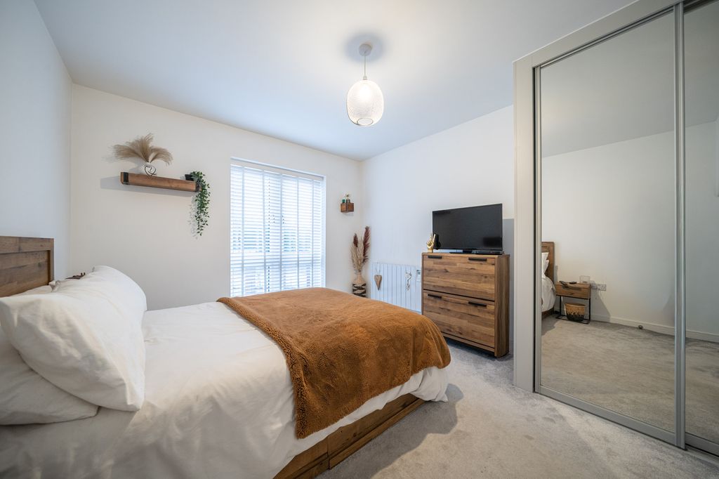 Property photo 3 of 25 36-Regents-House-03840