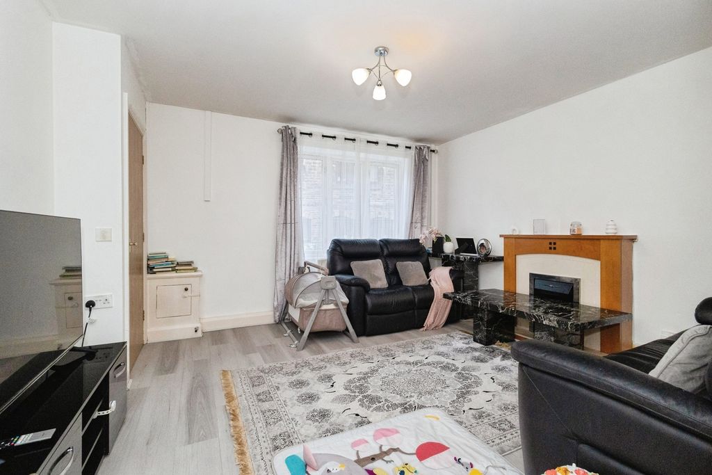 Property photo 2 of 19 Pbox-Img.Jpg