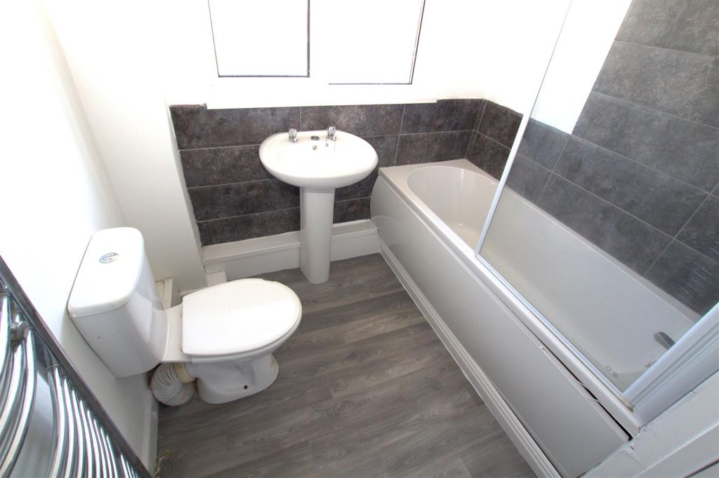 Property photo 3 of 11 Bathroom.Jpg