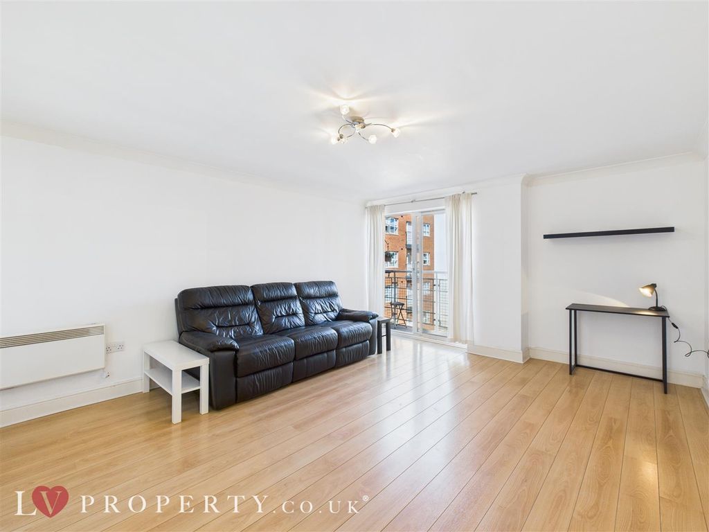 Property photo 3 of 16 Cam05016G0-Pr0056-St