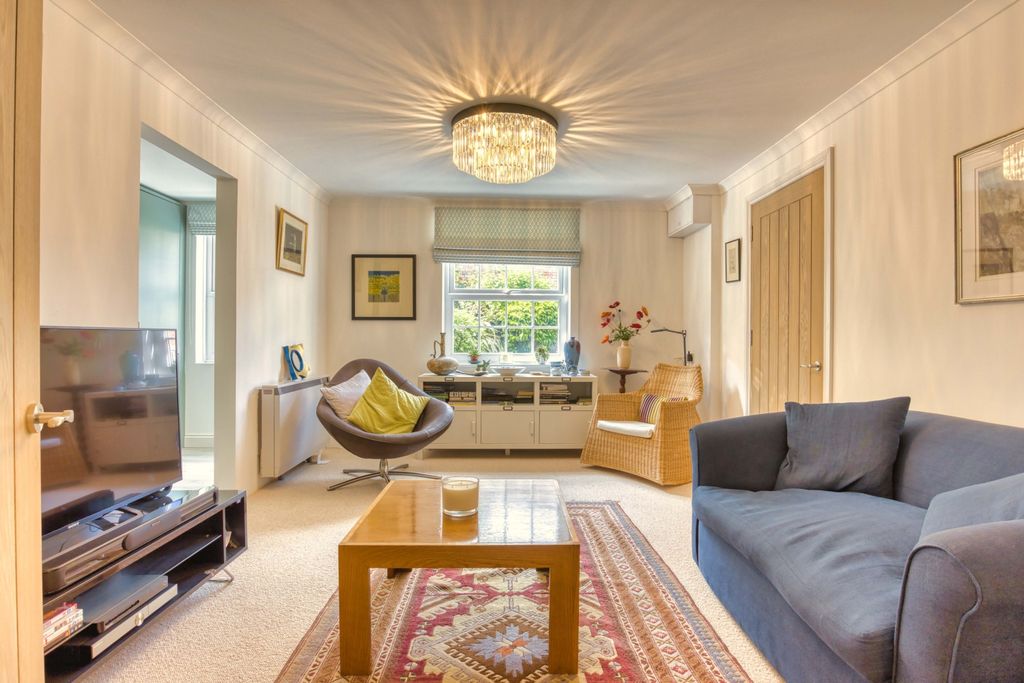 Property photo 3 of 17 Ewemove Taunton - Eastgate Gardens (7)
