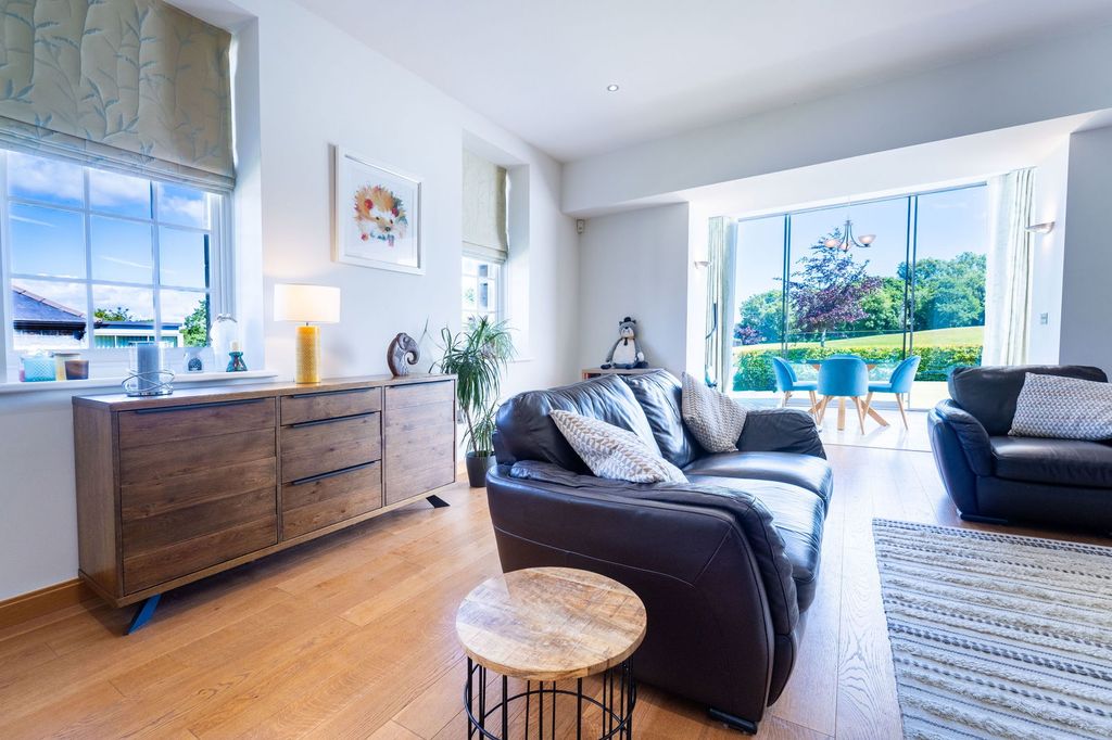 Property photo 3 of 39