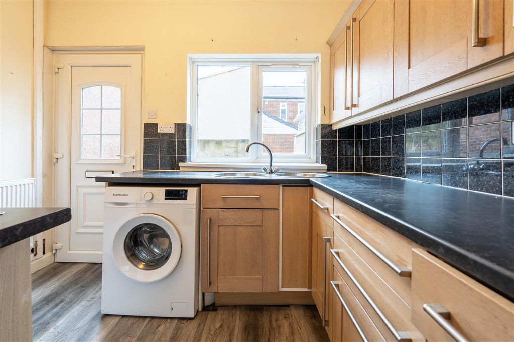 Property photo 3 of 7 Kitchen