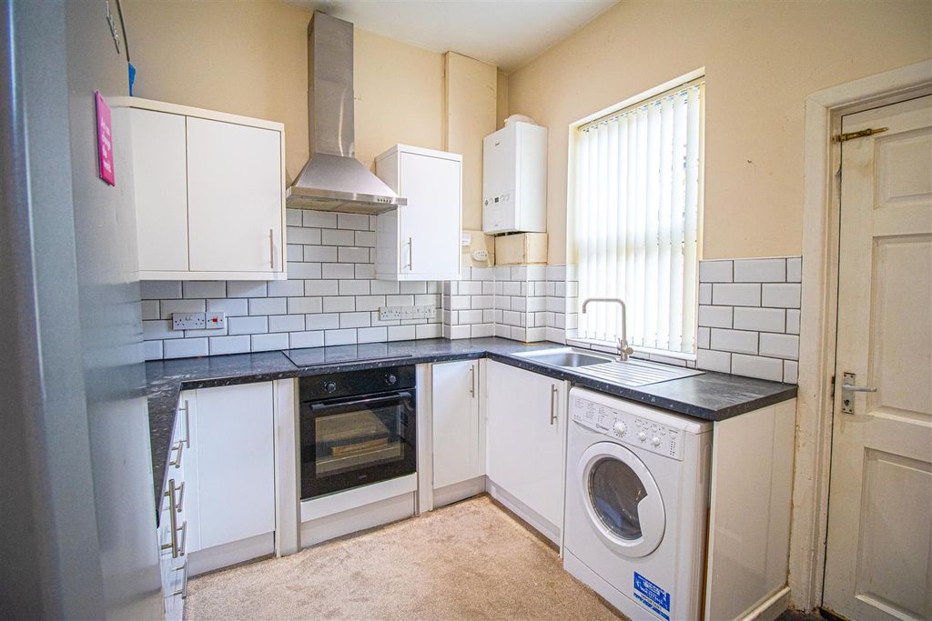 Property photo 3 of 7 Kitchen