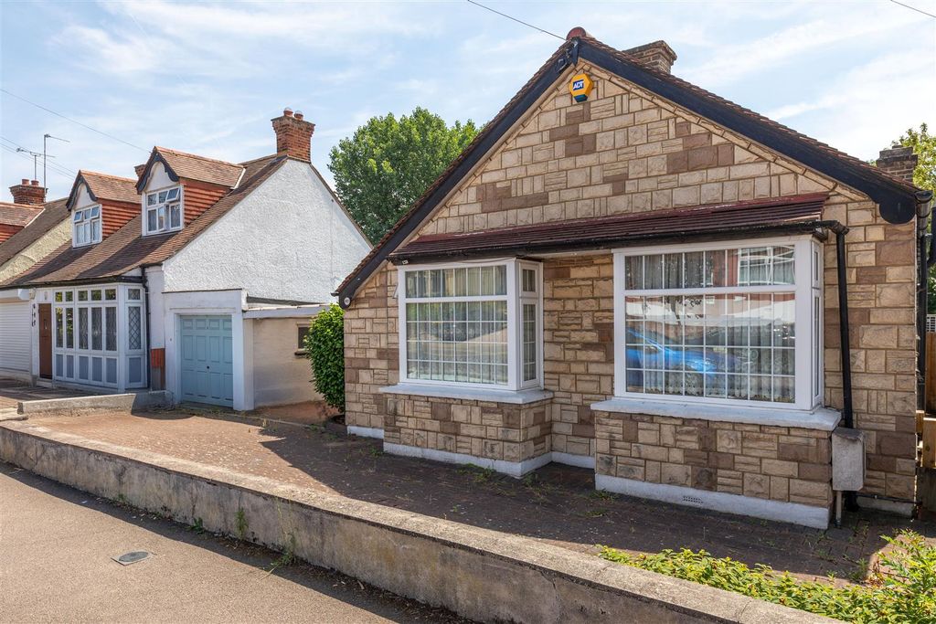 Property photo 1 of 18 Chingford Avenue, E4