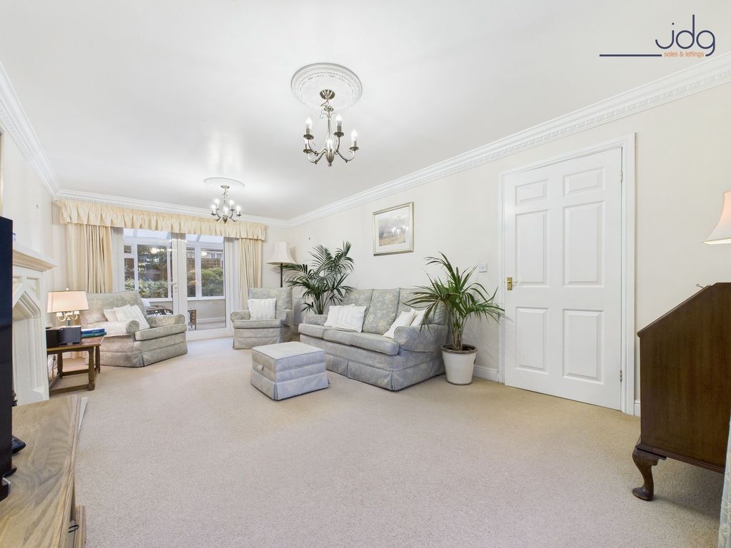 Property photo 3 of 28 Lounge