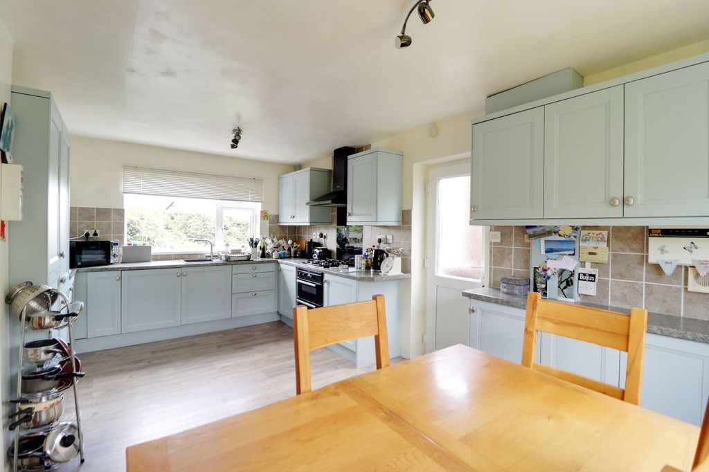 Property photo 3 of 18 Breakfast Kitchen