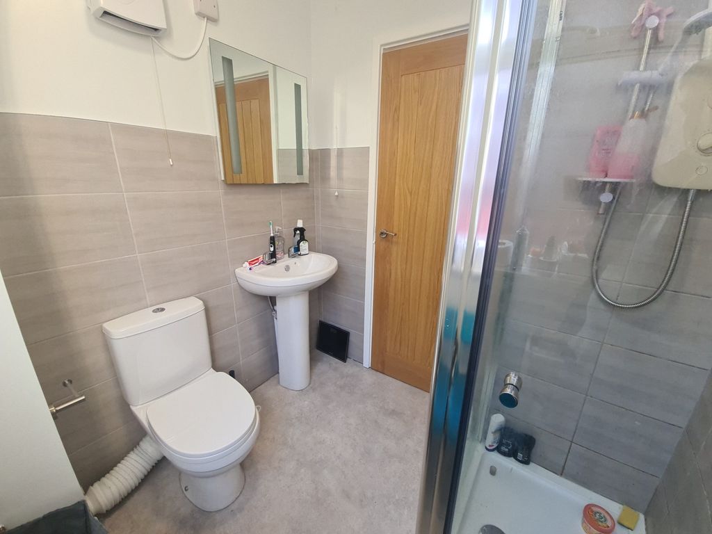 Property photo 3 of 3 A Modern And Well-Maintained Bathroom Featuring A ...