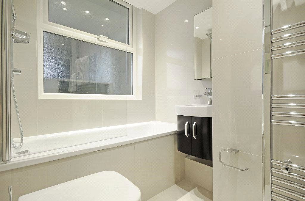 Property photo 3 of 12 Bathroom1