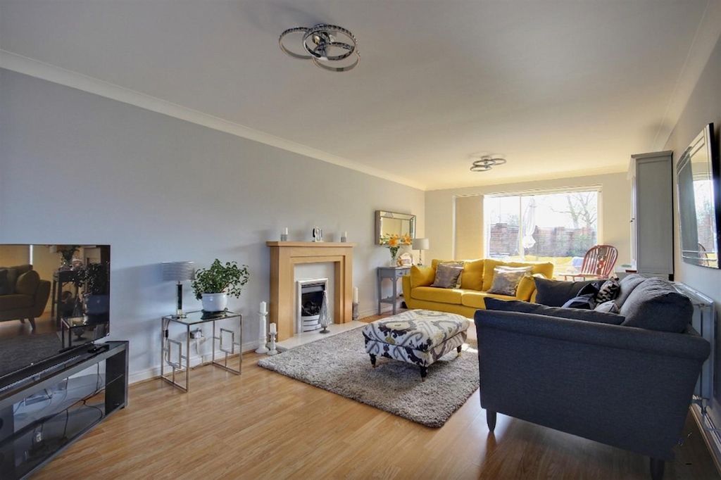 Property photo 3 of 21 Lounge