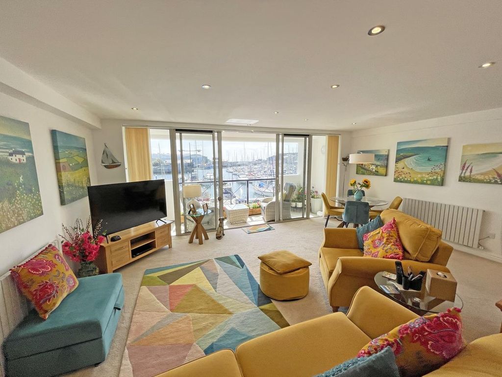 Property photo 3 of 28 Beaufort House 5 - Living Room 0...Jpg