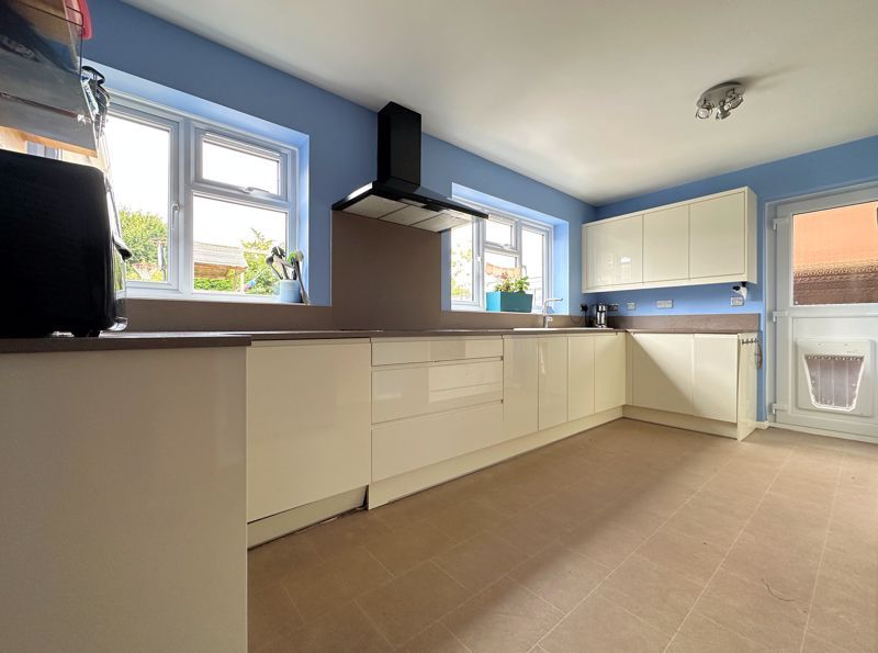 Property photo 3 of 27 Fitted Kitchen