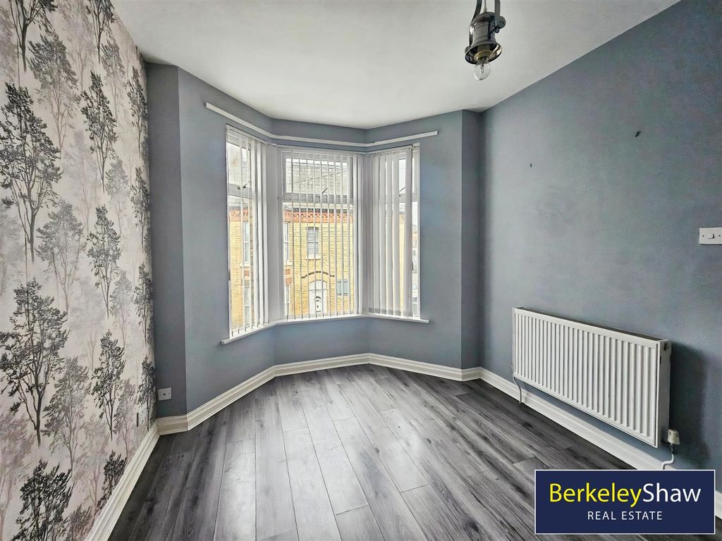 Property photo 1 of 6 Living Room