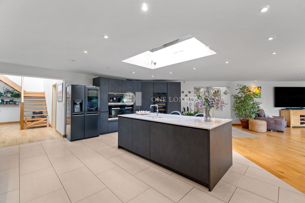 Property photo 3 of 26