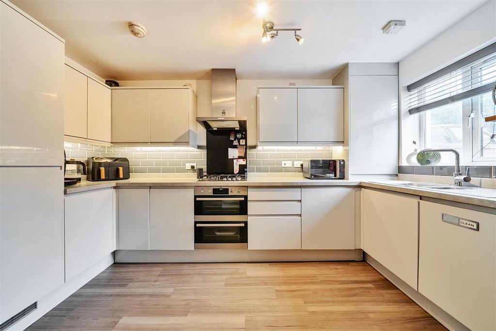 Property photo 2 of 17 Kitchen/Hall
