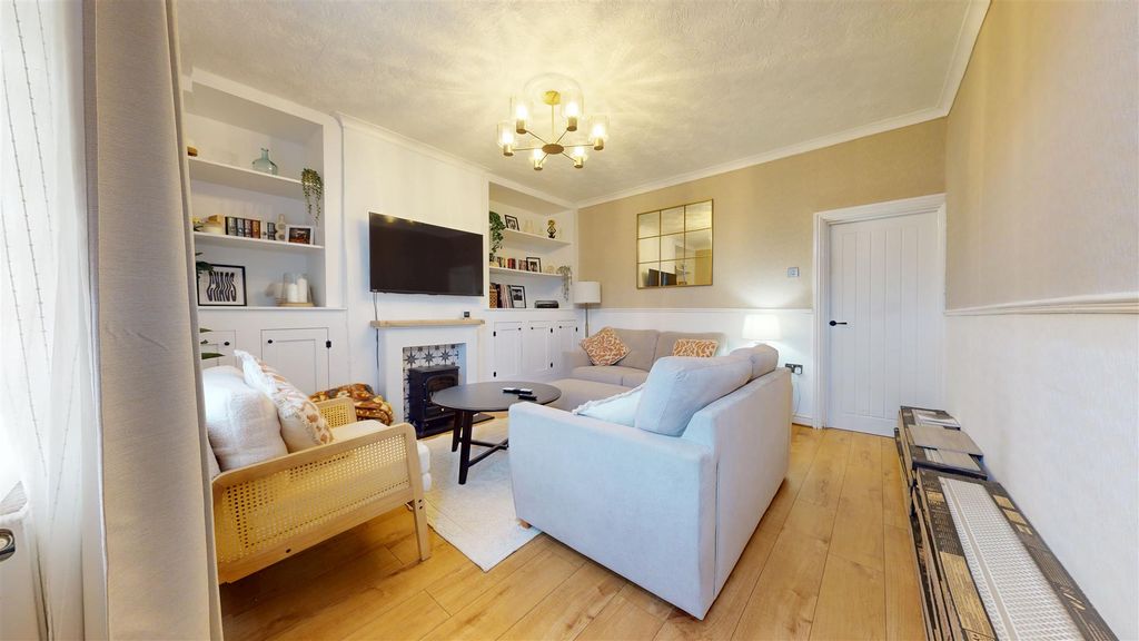 Property photo 2 of 19 Lyme Street Living Room