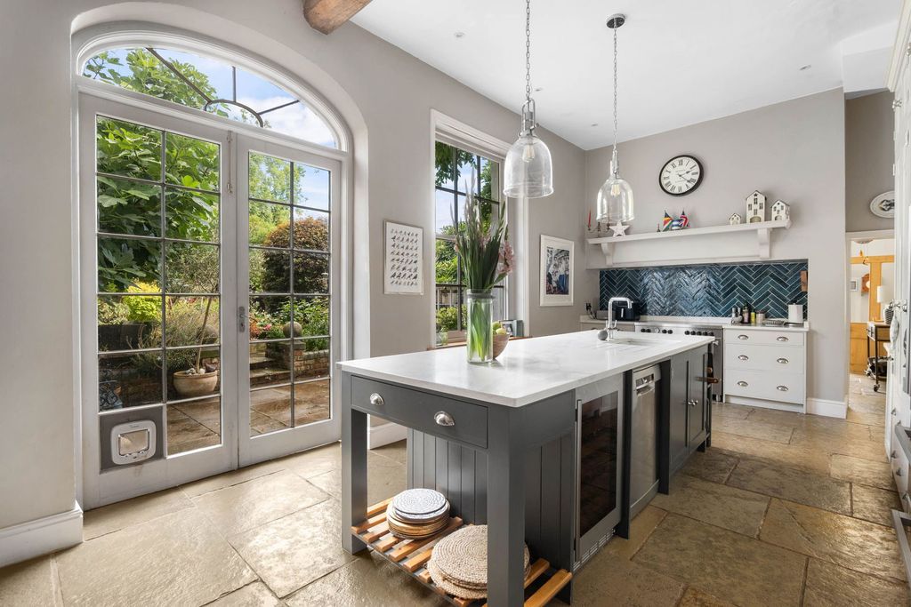 Property photo 2 of 34