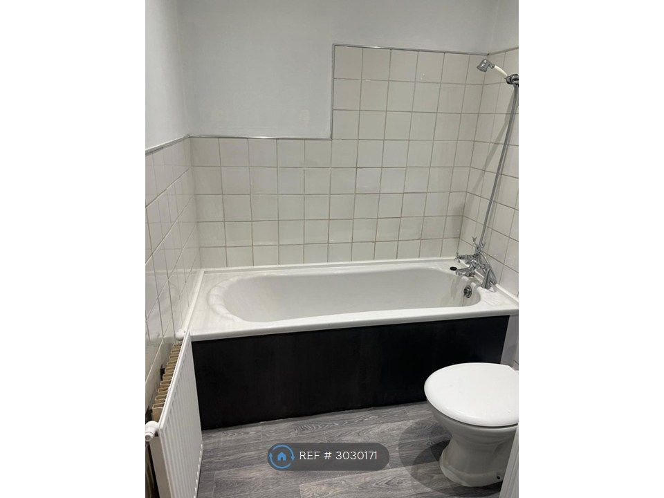 Property photo 2 of 18 Bathroom