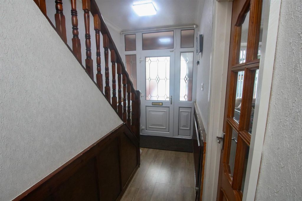 Property photo 2 of 18 Entrance Hall