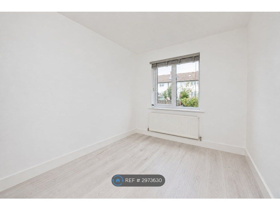 Property photo 1 of 13 Available Double Bedroom - Single Window View