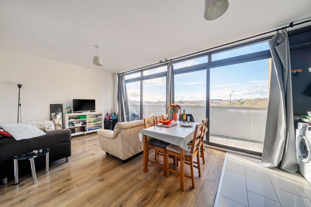 Property photo 2 of 9 Picture No. 11