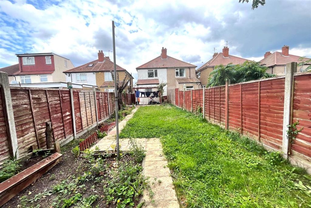 Property photo 1 of 7 Sunbury Road - Garden 2.Jpg