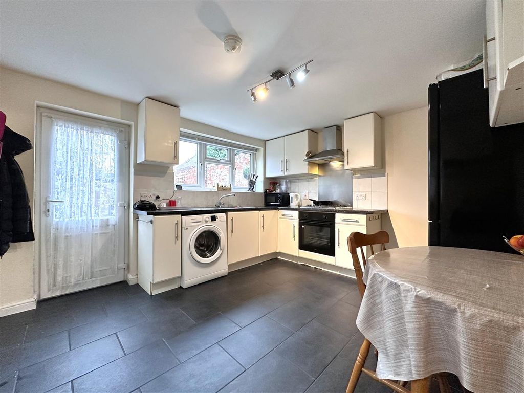 Property photo 2 of 13 Modern Kitchen/Diner 108