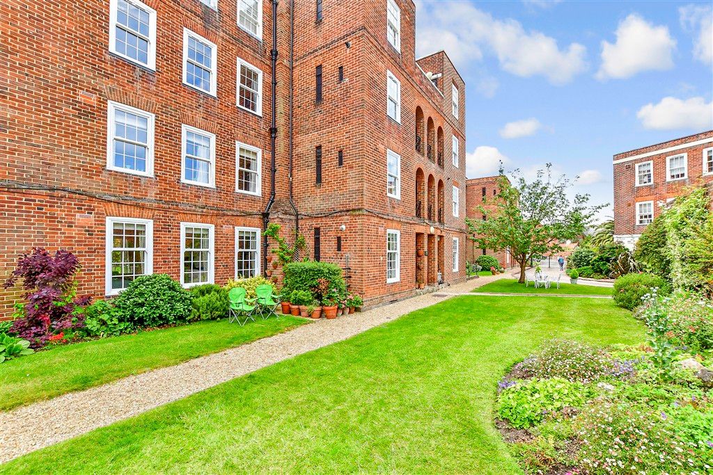 Property photo 2 of 14 Communal Gardens