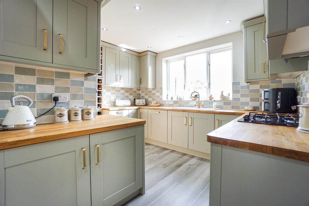 Property photo 2 of 28 Kitchen Diner