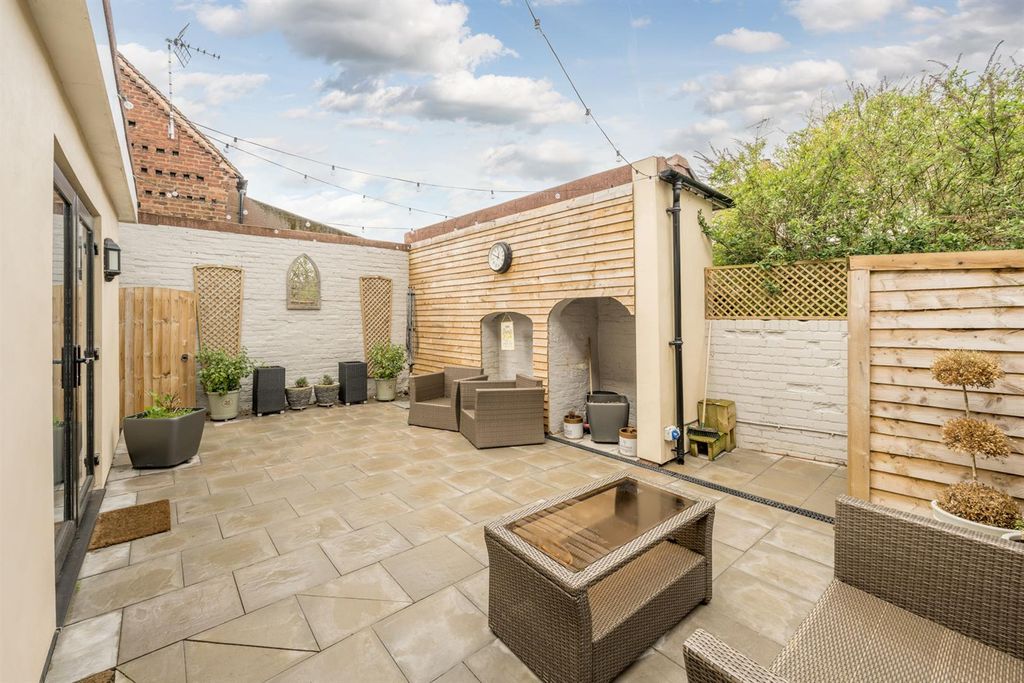 Property photo 2 of 33