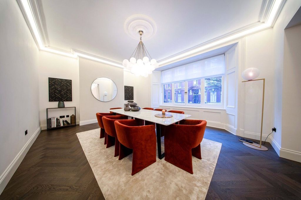 Property photo 3 of 19 Dining Room