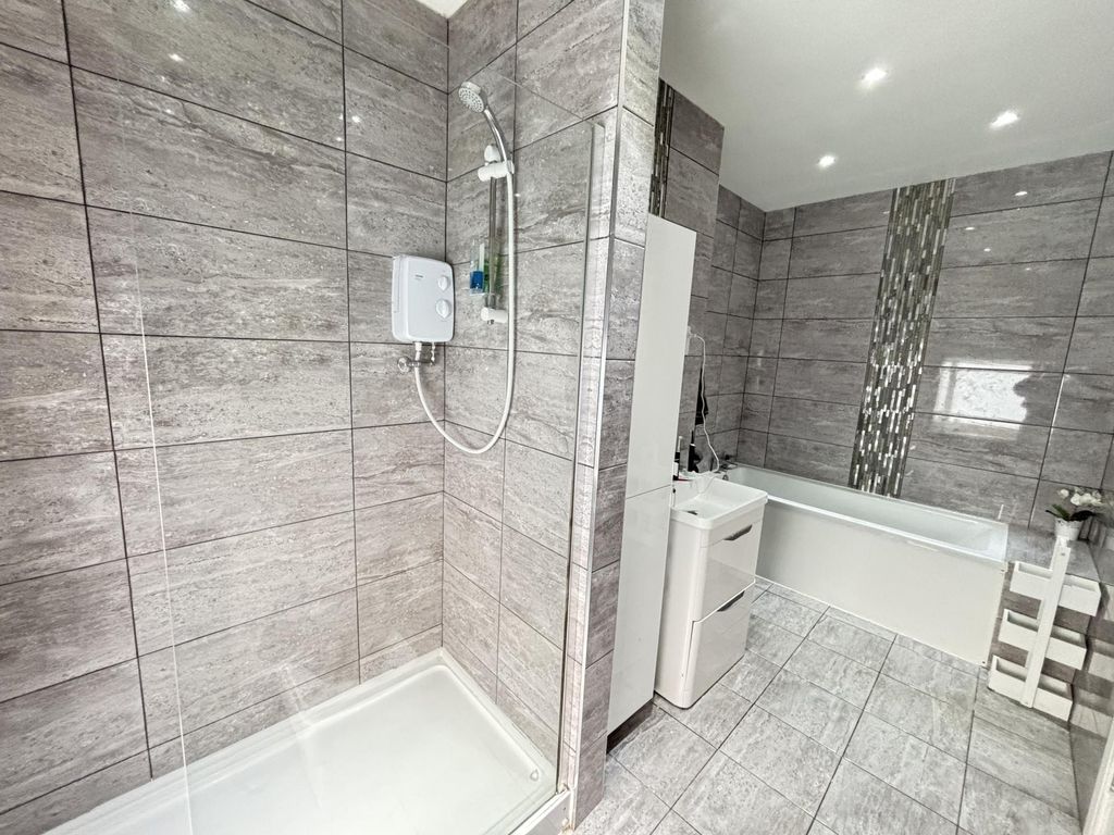 Property photo 1 of 48 Bright And Modern Bathroom Suite With A Spacious B...