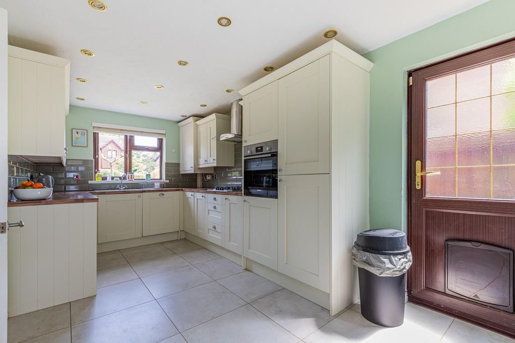 Property photo 3 of 15 Heol Hir 215-27.Jpg
