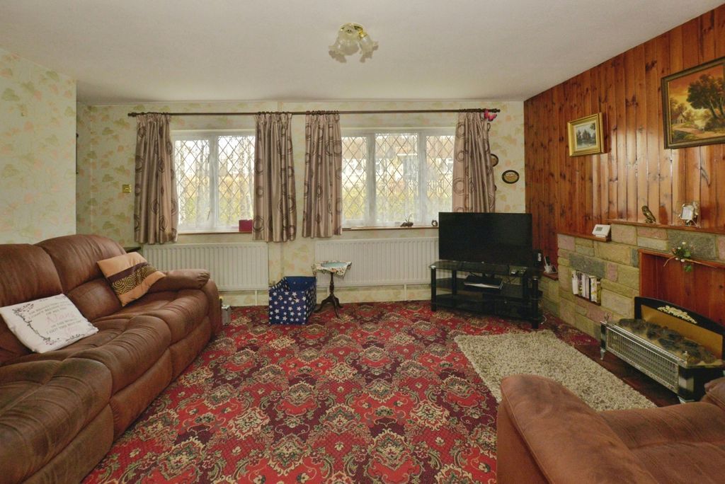 Property photo 2 of 18 Lounge