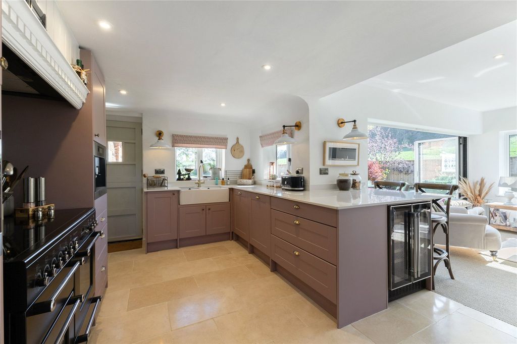 Property photo 2 of 14 Kitchen/Breakfast