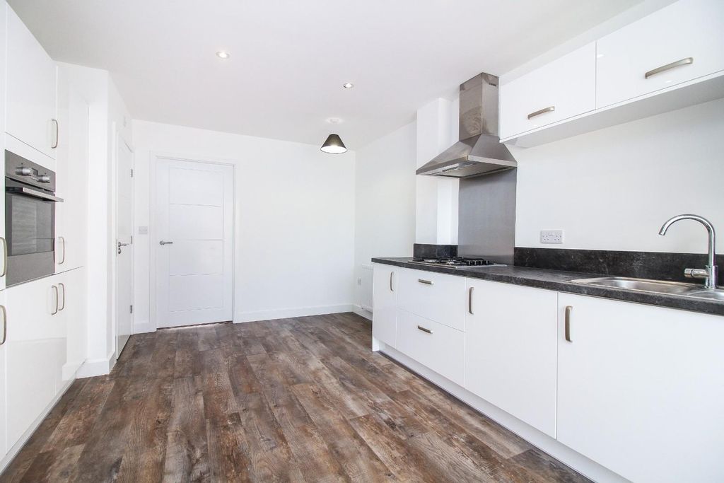 Property photo 3 of 8 Kitchen