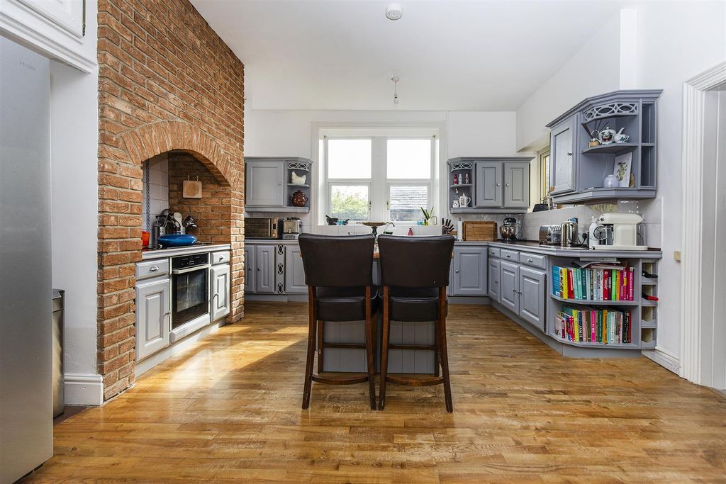 Property photo 3 of 35