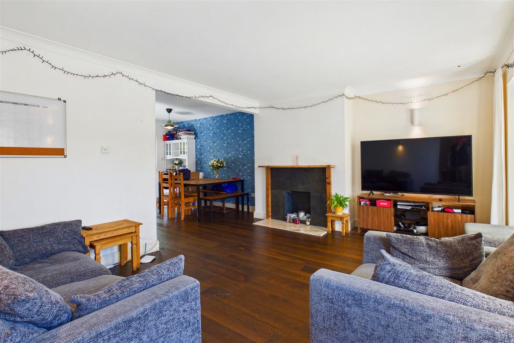Property photo 2 of 16 Trezise Lounge