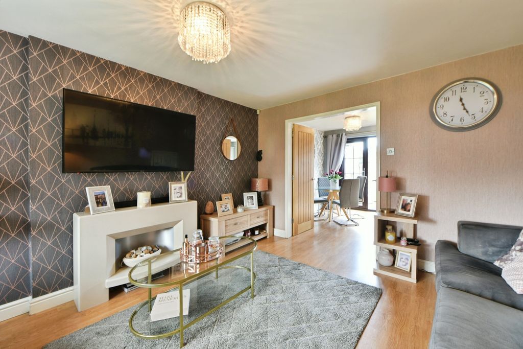 Property photo 3 of 17 Lounge